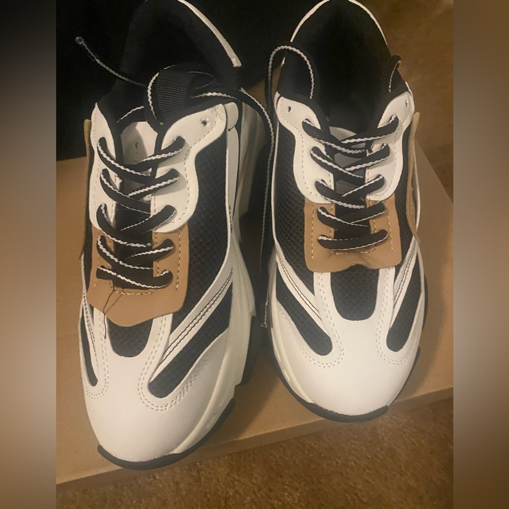 Steve Madden sneaker size 8 brand new